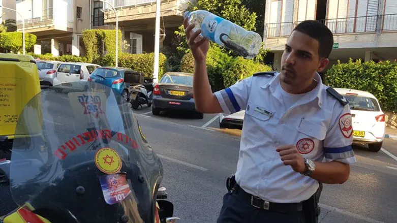 איש מד"א עם הנחש בבקבוק