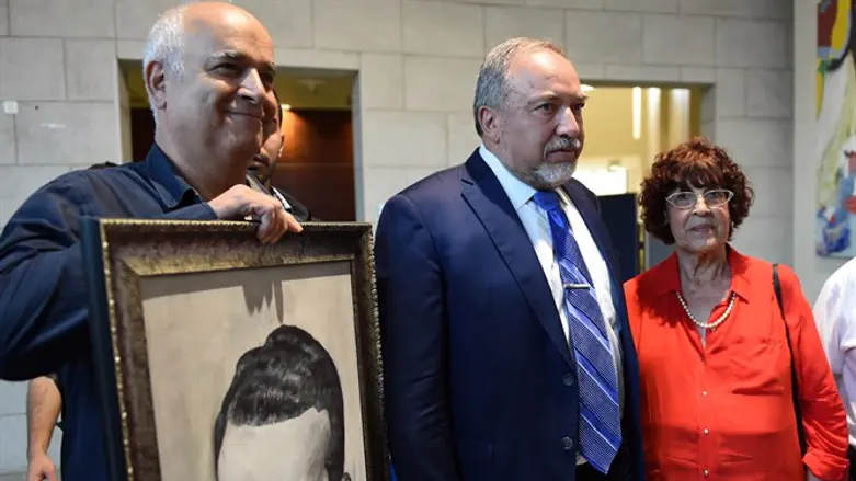 ליברמן עם אלמנתו של אלי כהן