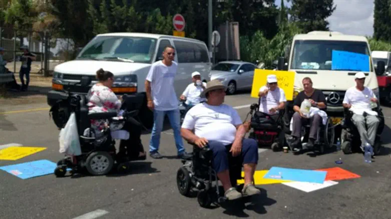 הפגנת הנכים סמוך לנתב"ג