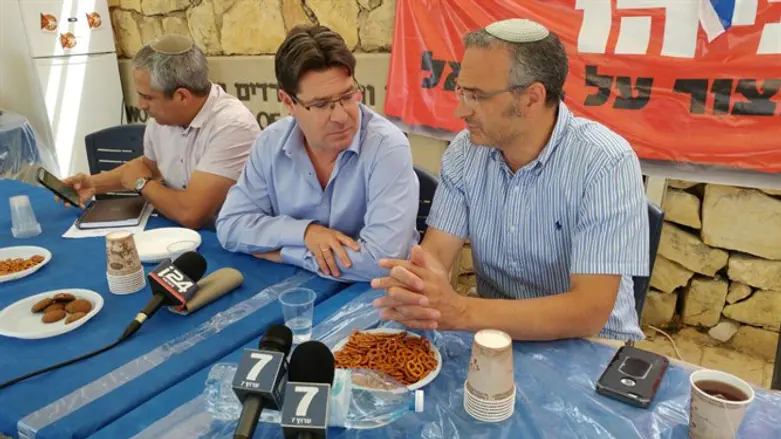 Министр Акунис в палатке протеста, установленной жителями Бейт-Эля