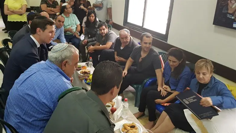 ג'ארד קושנר בבית משפחת מלכא