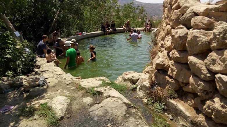 עין לבן. למצולמים אין קשר לכתבה