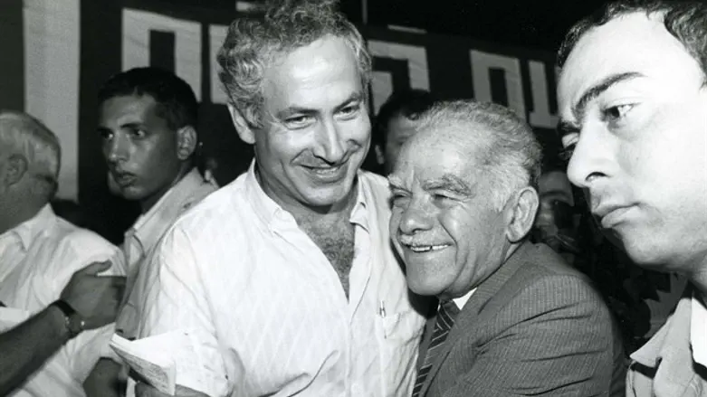 אם נתניהו מבקש להינצל מגורלו של שמיר, כדאי שיפיק לקחים מטעויותיו של שמיר. שמיר ונתניהו