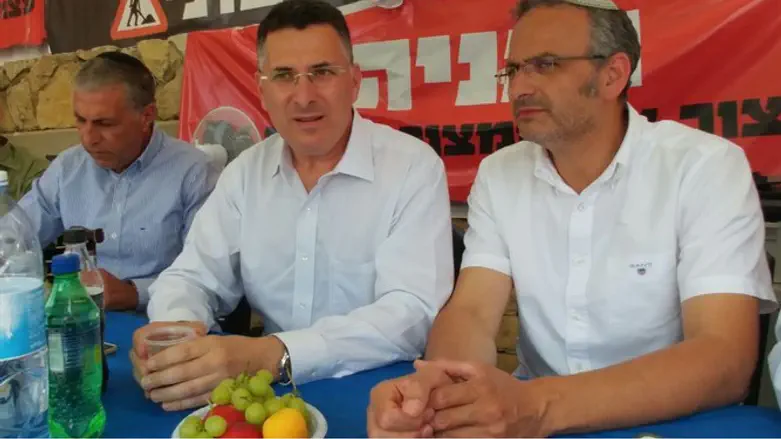 Гидеон Саар в палатке протеста жителей Бейт-Эля