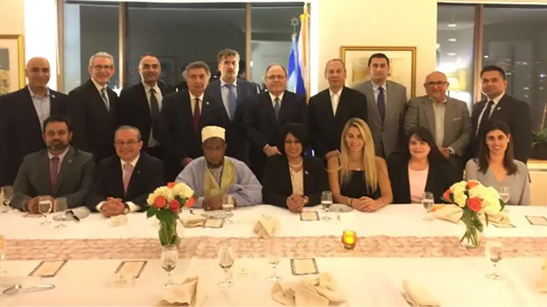 חלק ממשתתפי סעודת האיפטר, בביתו של דני דיין