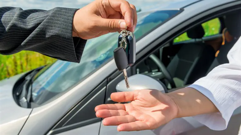 מי מקבל רכב חברה?