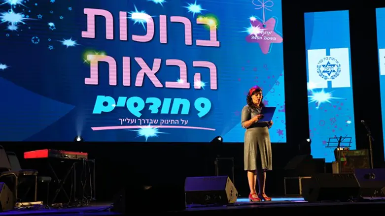 צופיה לקס על הבמה