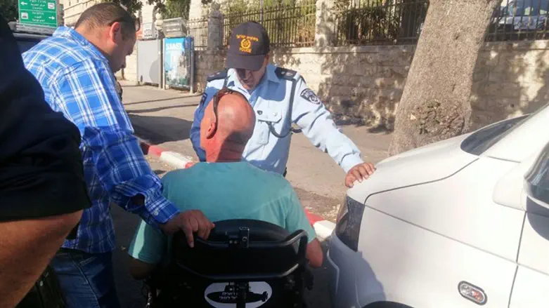 מפגין ושוטר בירושלים