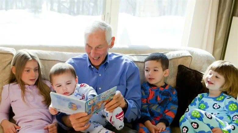 Harold Grinspoon, the founder of PJ Library, reads one of the program’s books with a gaggl