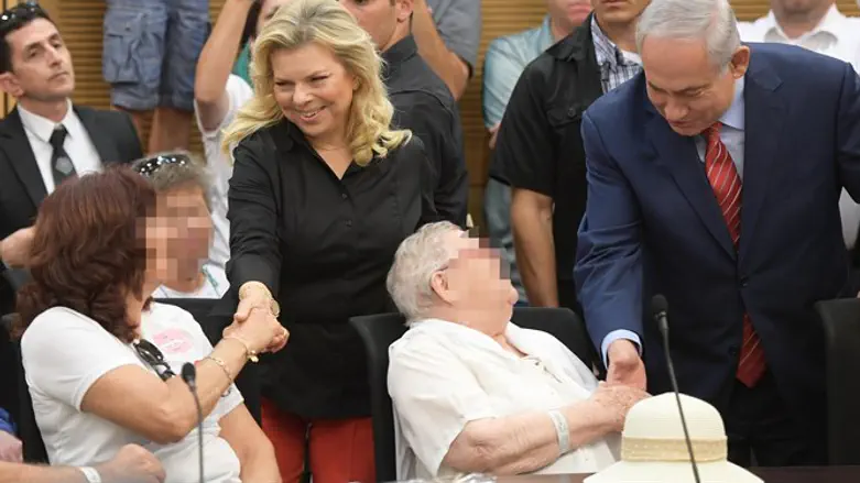 נתניהו ורעייתו עם ניצולי שואה