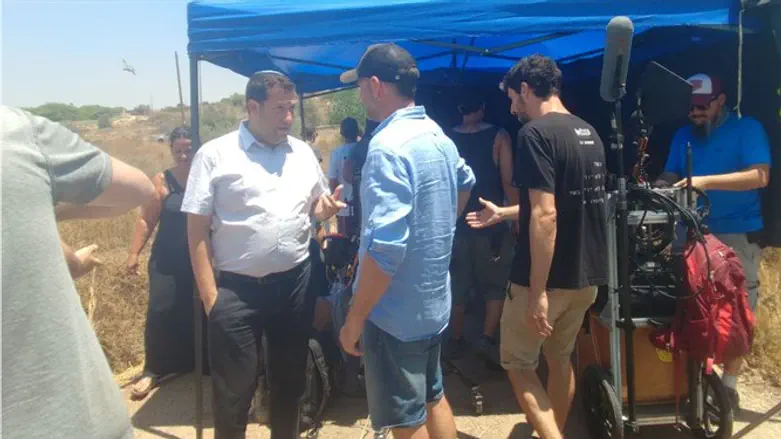 ראש המועצה יוסי דגן וצוותי הצילום של הסדרה