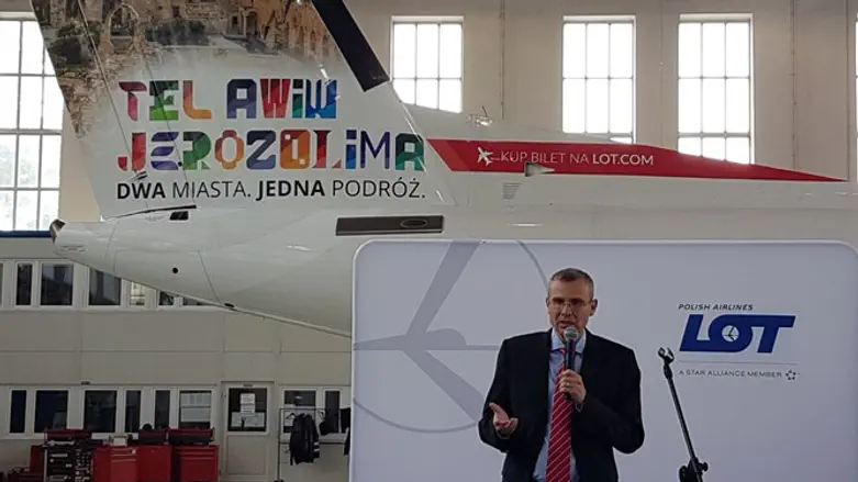 השר יריב לוין, על רקע המטוס הממותג