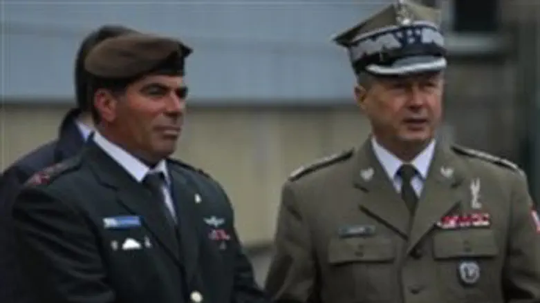 הרמטכ''ל רא''ל גבי אשכנזי ומפקד צבא פולין, גנ