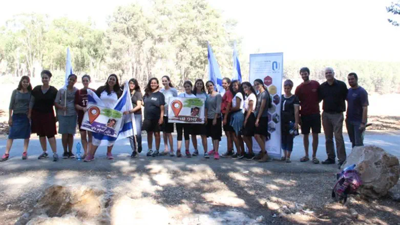 צועדים בעקבות הדר