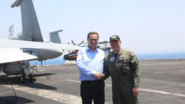 השר כץ על נושאת המטוסים