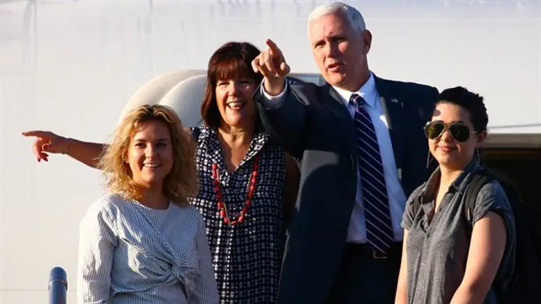 מייק פנס עם אשתו קרן ובנותיהם