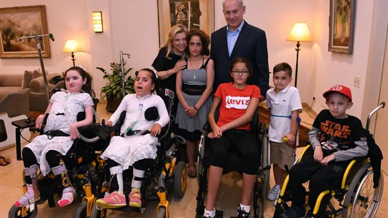 The Netanyahus with children from ALYN Hospital