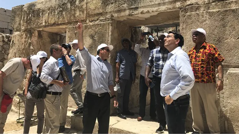 ברקת ודנון עם השגרירים הזרים