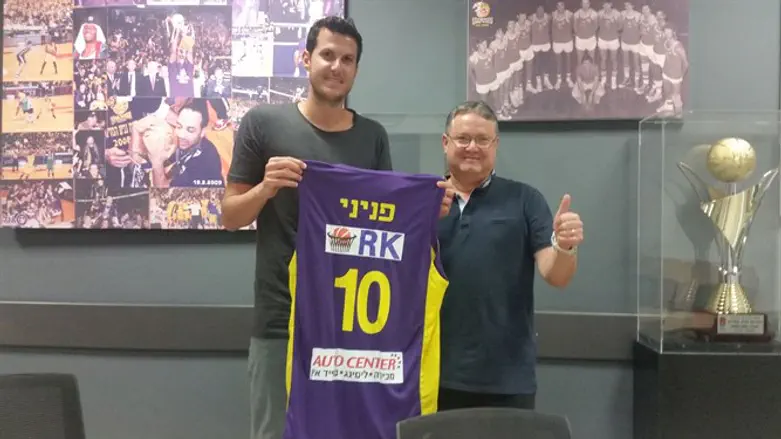 פניני עם החולצה החדשה