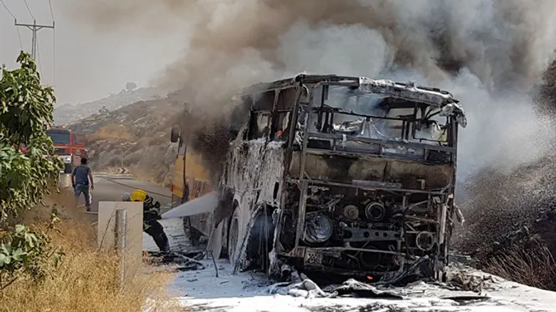 אוטובוס של החברה לפיתוח מטה בנימין עולה באש