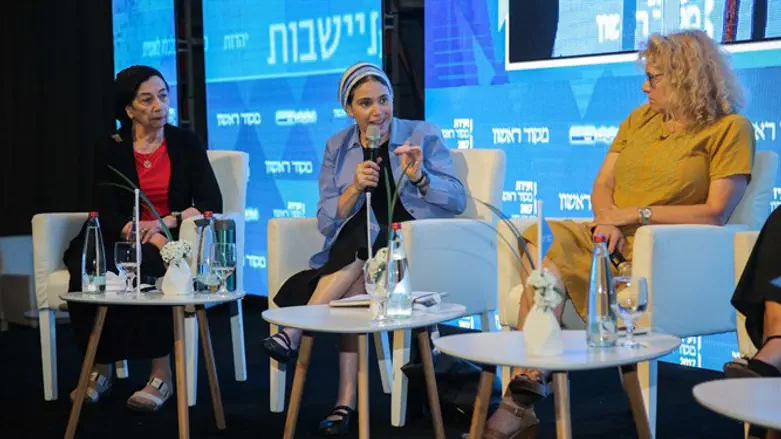 Rebbetzin Melamed (l.) on tonight's panel