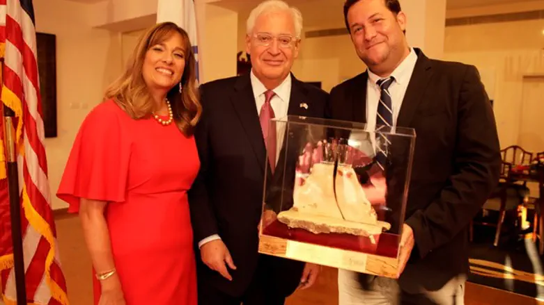 דגן לצד דיוויד ותמי פרידמן