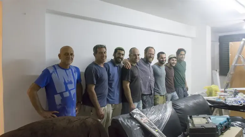 "עובדים הרחק מאור הזרקורים". צוות המתנדבים