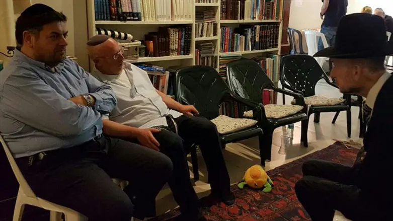 מקלב מנחם את בני המשפחה