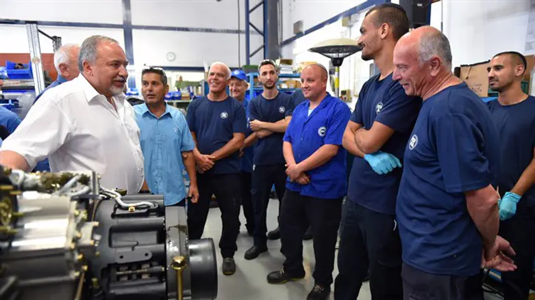 ליברמן במפעל. היום