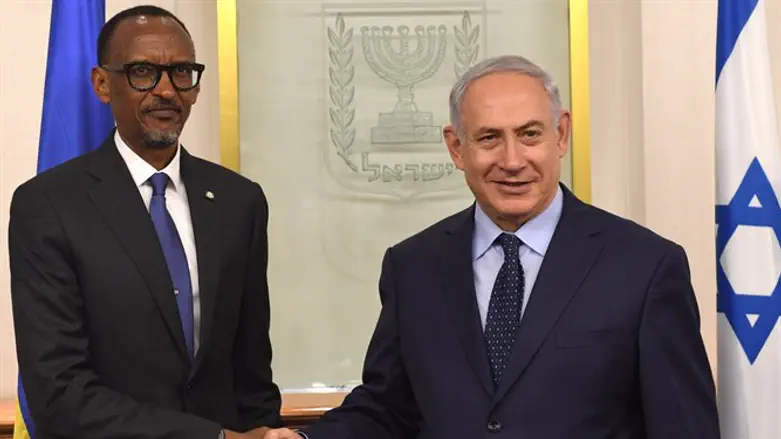 Нетаньяху с президентом Руанды