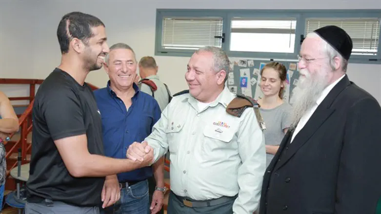 הרמטכ"ל במהלך הביקור בכפר השיקומי