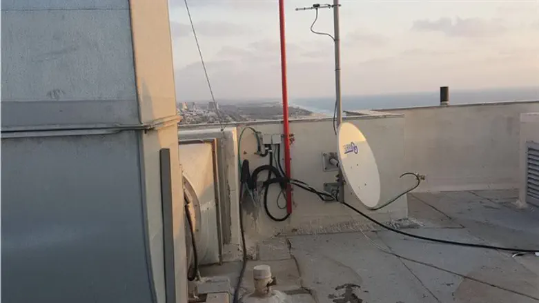 גג הבניין שבו התחשמל גיא למוות