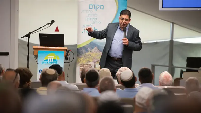 המזרחן ד"ר גיא בכור מרצה בכנס