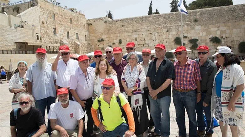 הצנחנים עם נשות הכותל