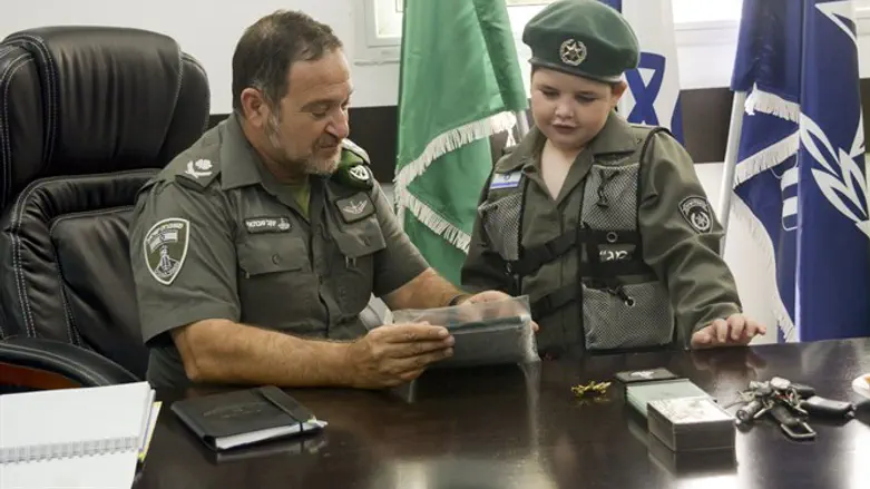 Commander Kobi Shabtai with 5-year-old Itai