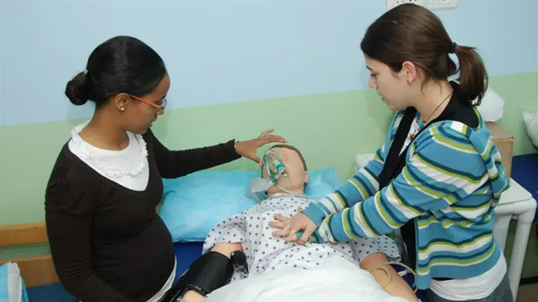 סטודנטיות לסיעוד בקמפוס טל