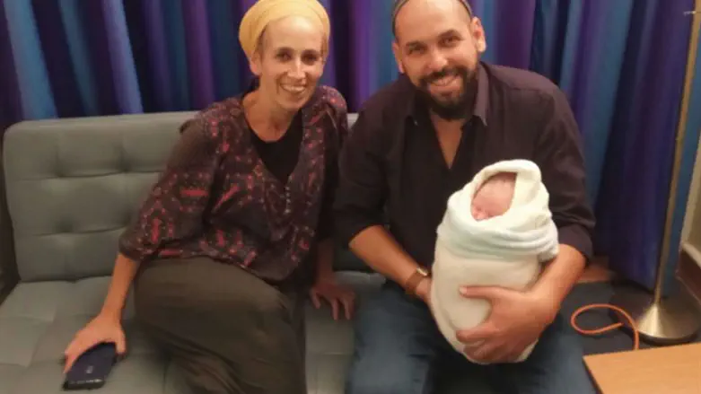 תמר ויהוידע נזרי עם הנכד