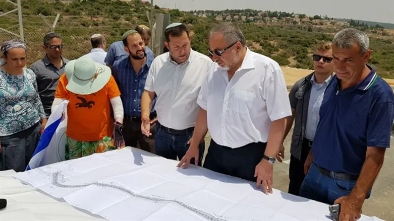 ליברמן במעלה שומרון, השבוע