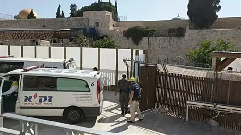 גופות המחבלים מוצאות מהר הבית