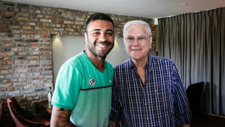 קאיו עם נשיא המועדון יענקל'ה שחר