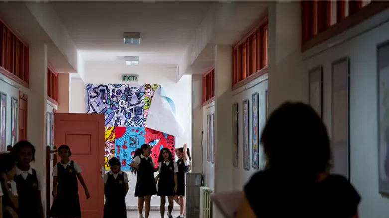 ישראליזציה? בית ספר במזרח ירושלים. אילוסטרציה