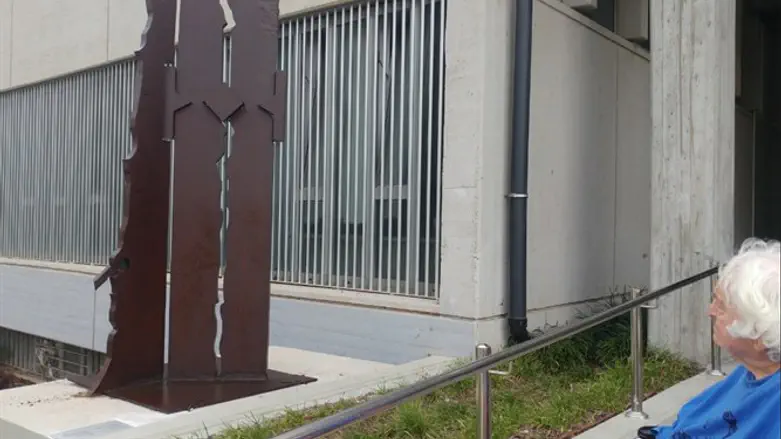 תומרקין לצד הפסל טיבור שהוצב בהיכל המשפט בת"א