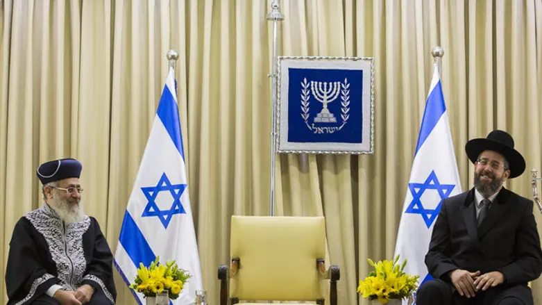 Chief Rabbis Yitzhak Yosef (L) and David Lau (R)