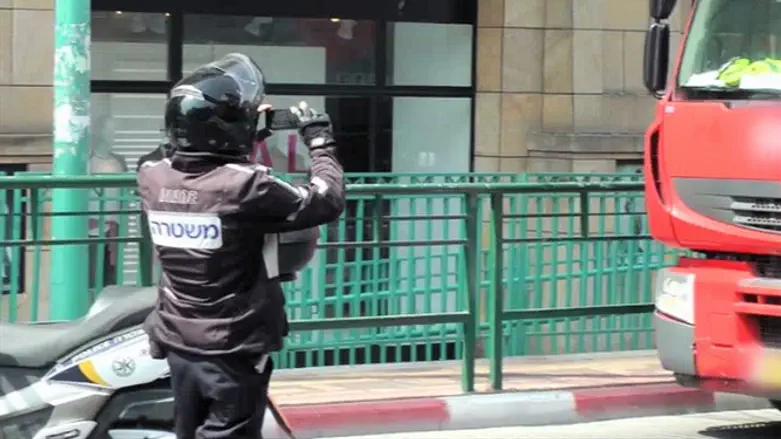 שוטר מצלם רכב שחסם את התנועה