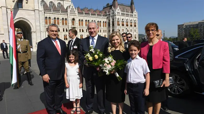 קבלת הפנים לנתניהו ורעייתו. הבוקר