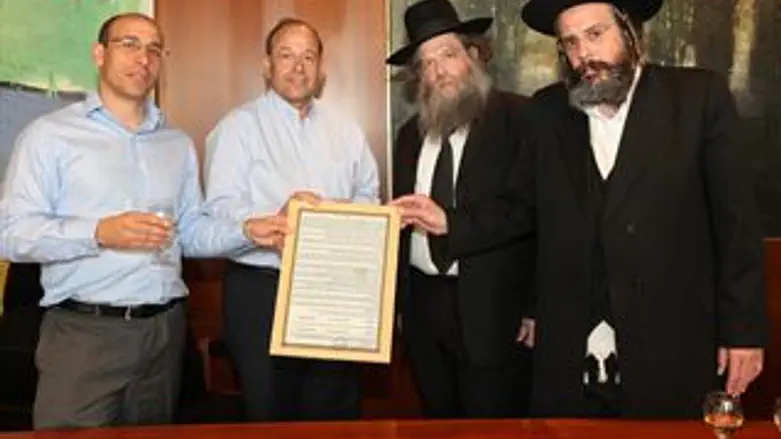 טקס החתימה על האישור