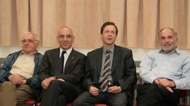 השר הרצוג במהלך הביקור היום