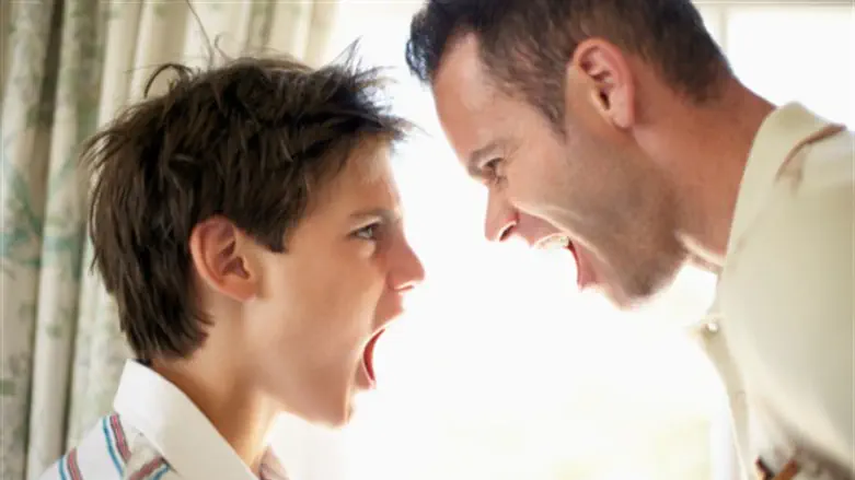 אבא כועס ילד הורים