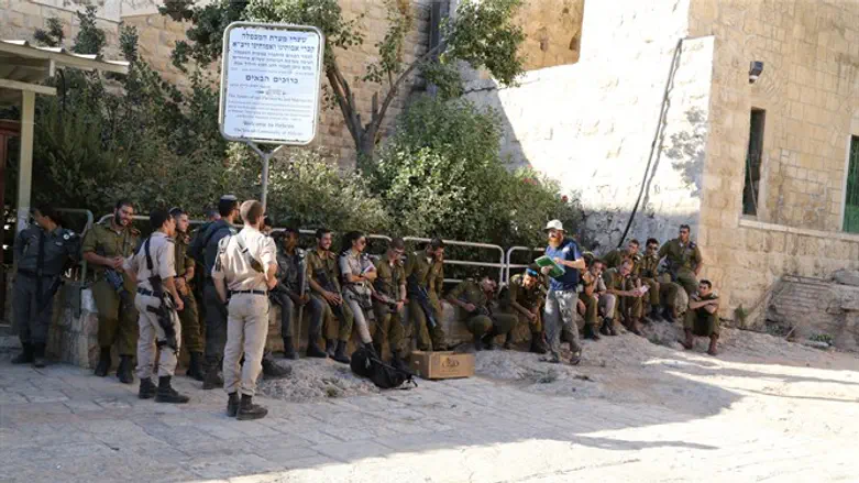 הדרכת חיילים במערת המכפלה