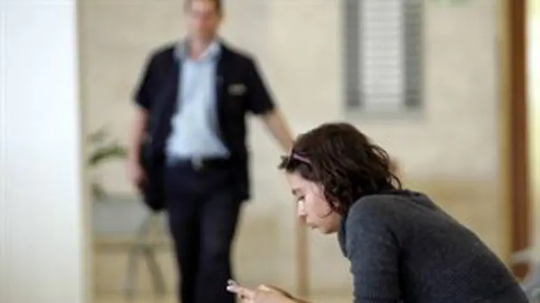 קם במסדרון ביהמ"ש